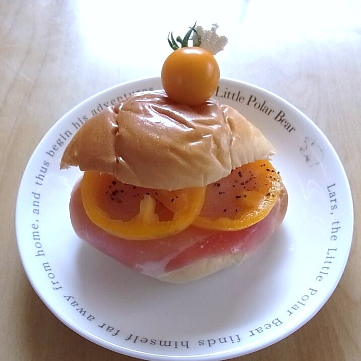 生ハムとパプリカのサンドイッチ